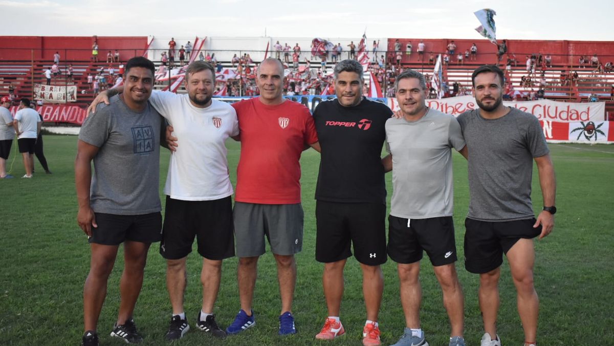 Toti Arias con todo su cuerpo técnico que logró el ascenso.