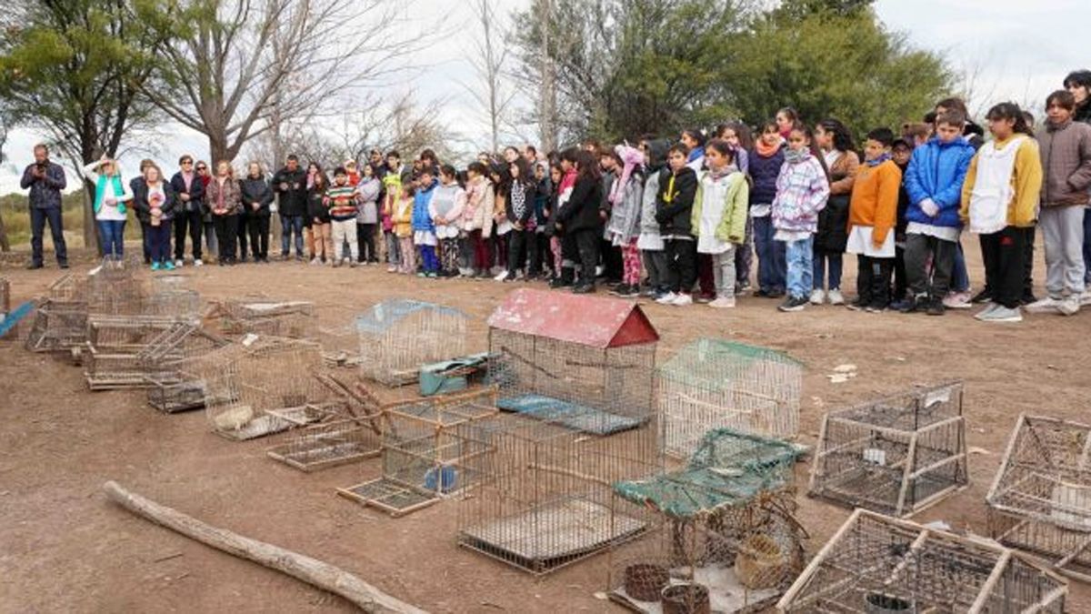 Alumnos alvearenses participaron de la liberación de aves y destrucción de tramperos en la reserva natural de Alvear.