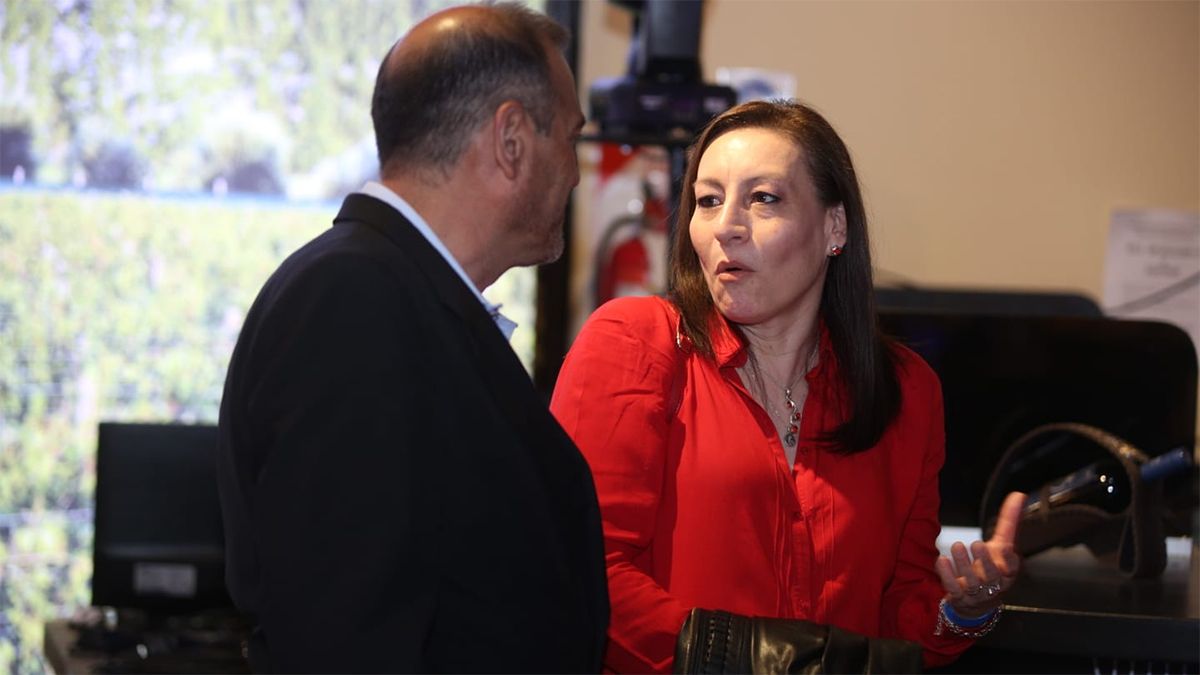 Carina Scandura, conductora y gerente de Noticias y Producción Periodística de Radio Nihuil y Juan Quibar gerente editorial de Grupo América Cuyo.