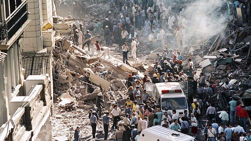 Ataques terroristas: el atentado a la embajada de Israel fue perpetrado en 1992 y provoc&oacute; 22 fallecidos, mientras que el ataque a la AMIA se produjo en 1994 y caus&oacute; la muerte de 85 personas.&nbsp;