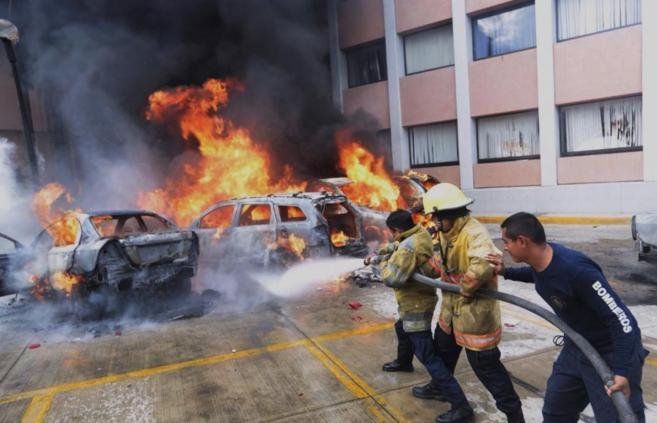 Manifestantes que piden en México por los estudiantes desaparecidos incendiaron más edificios públicos