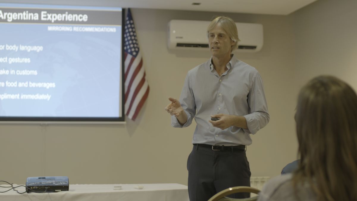 David dando una de sus charlas y contando su experiencia. David dando una de sus charlas y contando su experiencia.