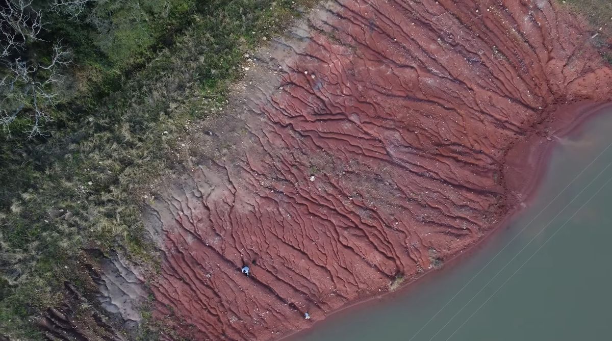 La zona donde se realizó el descubrimiento fue azotada por las lluvias. La zona donde se realizó el descubrimiento fue azotada por las lluvias.