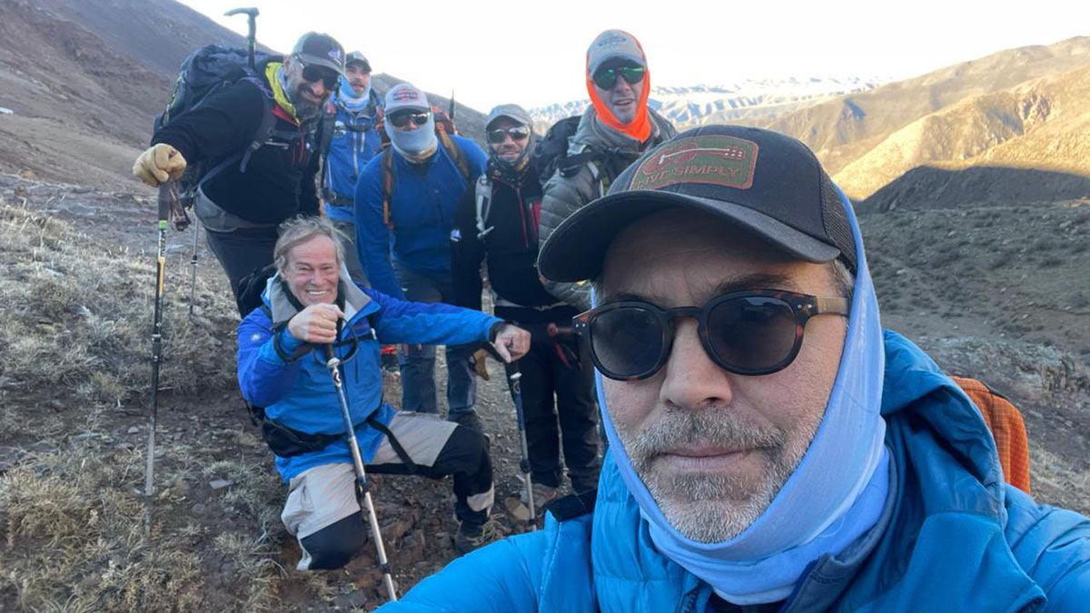 Parte del equipo de Summit Aconcagua 2022 durante uno de los entrenamientos en las monta&ntilde;as de Mendoza.