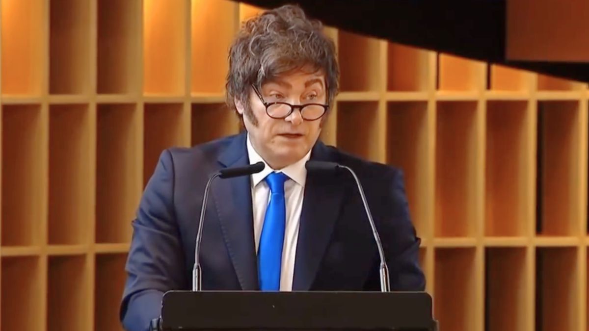 Javier Milei leyó su breve discurso en la Coproración América. Javier Milei leyó su breve discurso en la Coproración América.