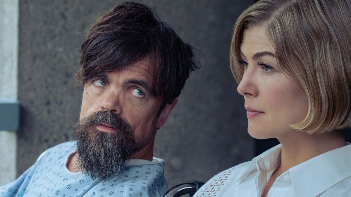 Peter Dinklage y Rosamund Pike, durante una escena de la película de Netflix. Peter Dinklage y Rosamund Pike, durante una escena de la película de Netflix.