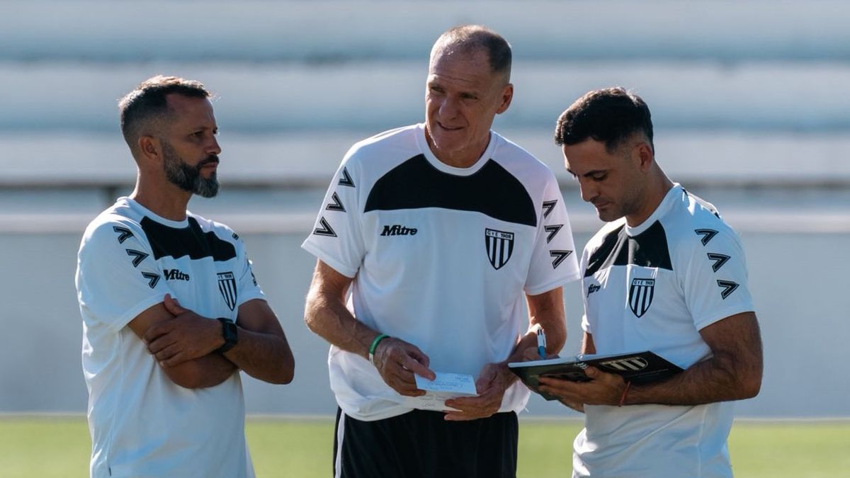 Darío Franco junto a su cuerpo técnico diagrama el equipo para jugar el viernes con Vélez.
