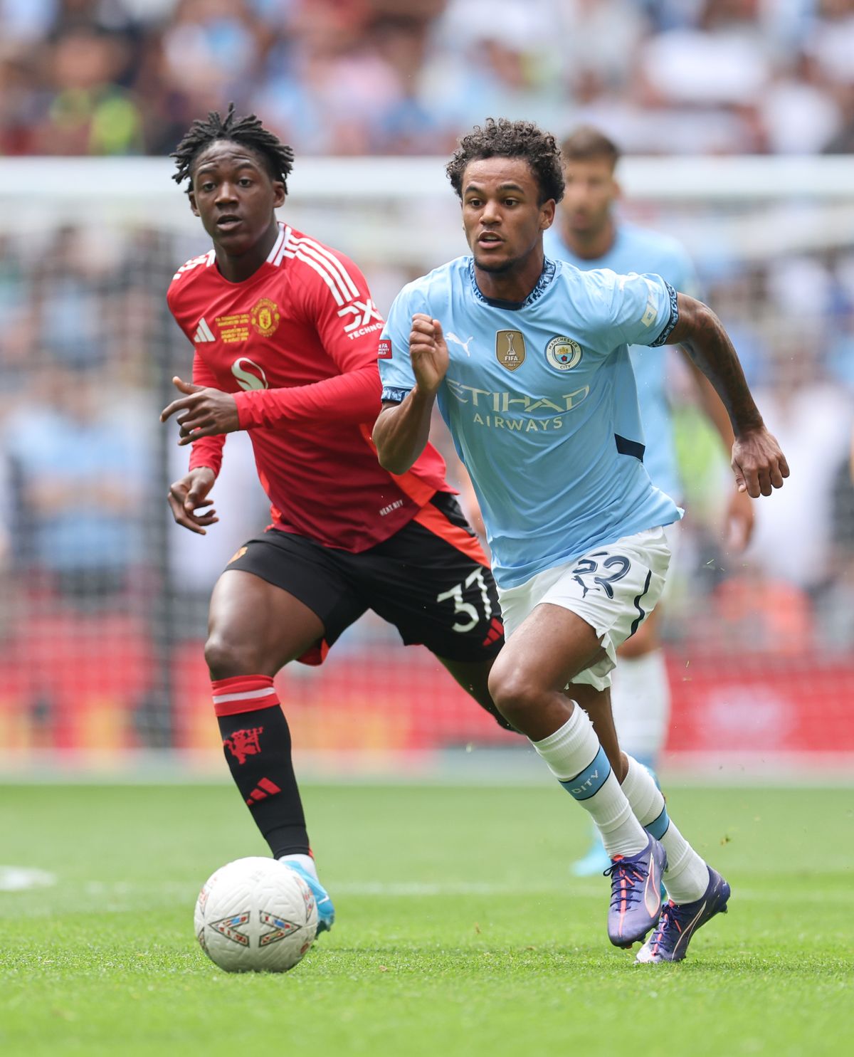 Manchester City y Manchester United se enfrentaron en un duelo apasionante en Wembley. Manchester City y Manchester United se enfrentaron en un duelo apasionante en Wembley.