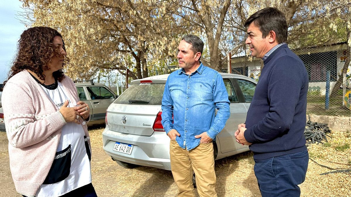 Afuera de la escuela. De Marchi junto a Difonso y una docente. El precandidato de LUM denunció que no lo dejaron entrar.