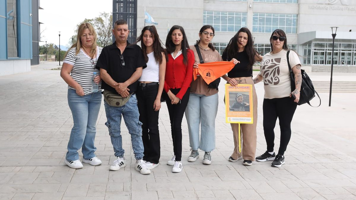 Víctimas del caso Próvolo II y familiares esperaron la sentencia contra Kumiko Kosaka en el Polo Judicial. Fotos: Cristián Lozano Víctimas del caso Próvolo II y familiares esperaron la sentencia contra Kumiko Kosaka en el Polo Judicial. Fotos: Cristián Lozano