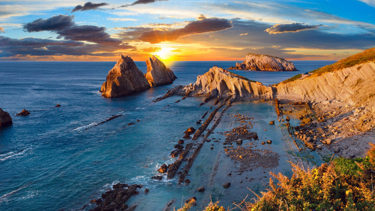 La playa más impactante esta en Cantabria y tiene la piscina natural más imponente de España.
