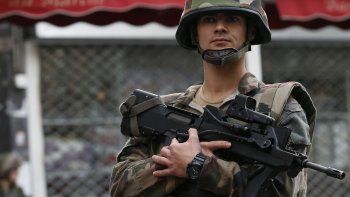 Dos muertos y siete detenidos en un operativo para detener al presunto cerebro de los atentados de París