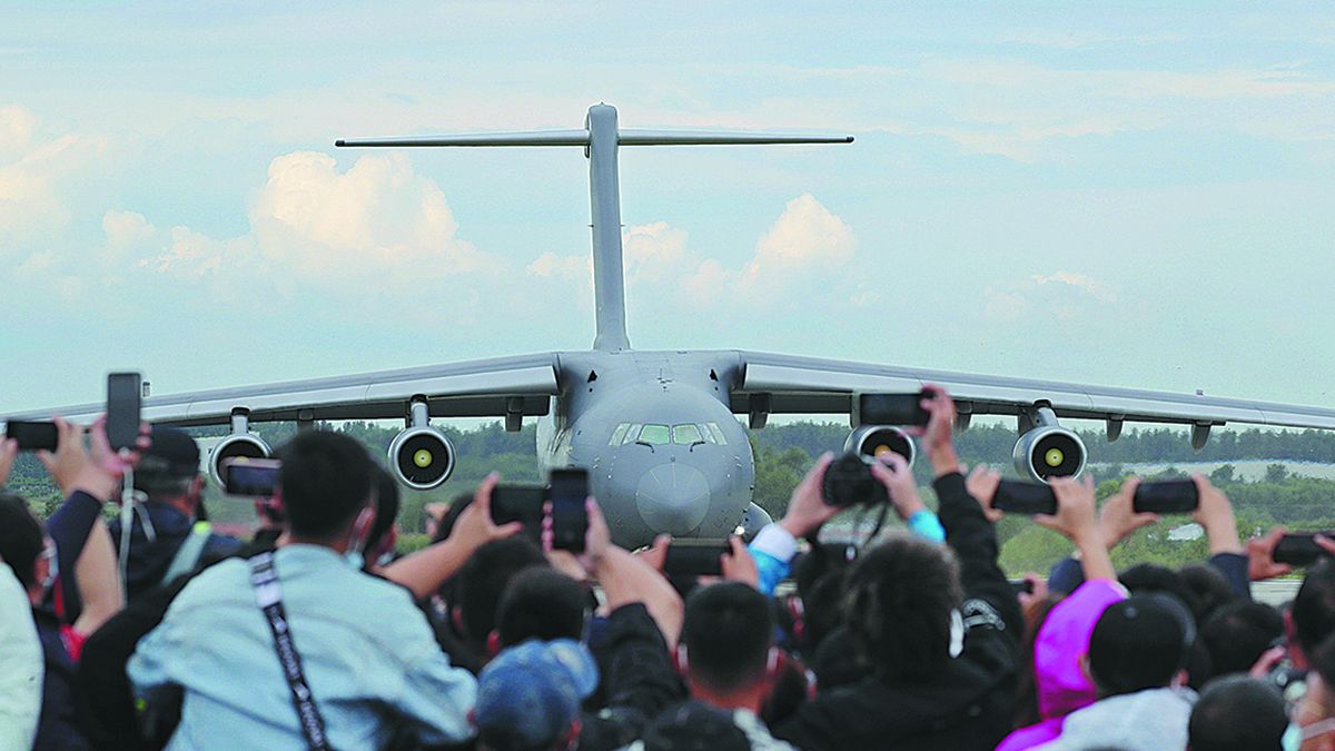 Un avión de transporte Y-20 aterriza después de una actuación de vuelo en un salón de la aeronáutica en Changchun