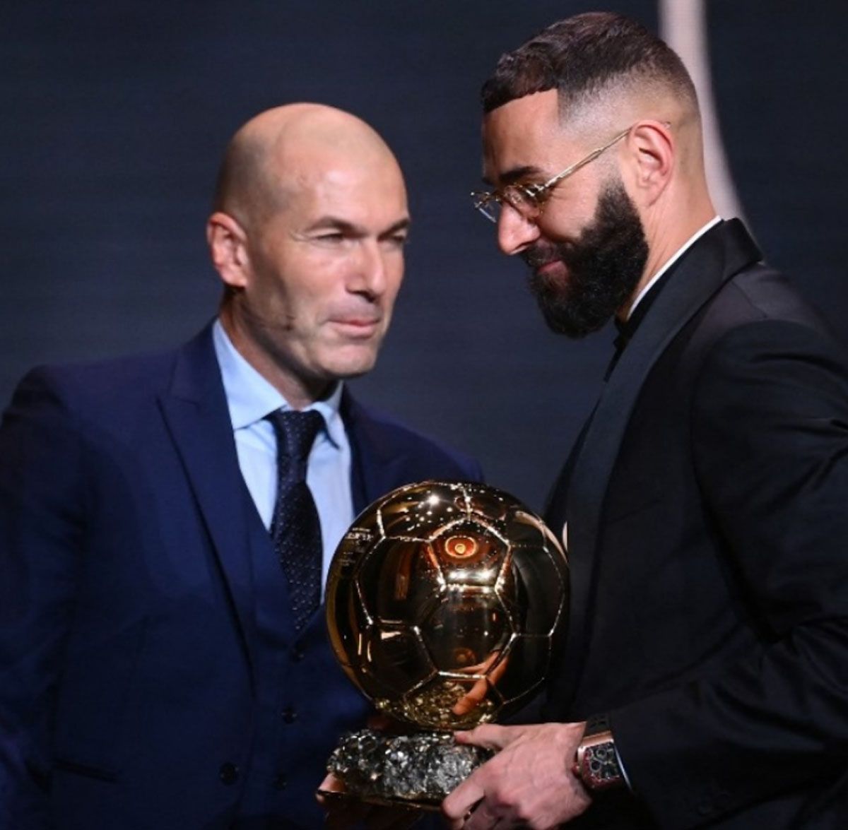 Karim Benzema recibe el Balón de Oro del último francés que lo había ganado: Zinedine Zidane