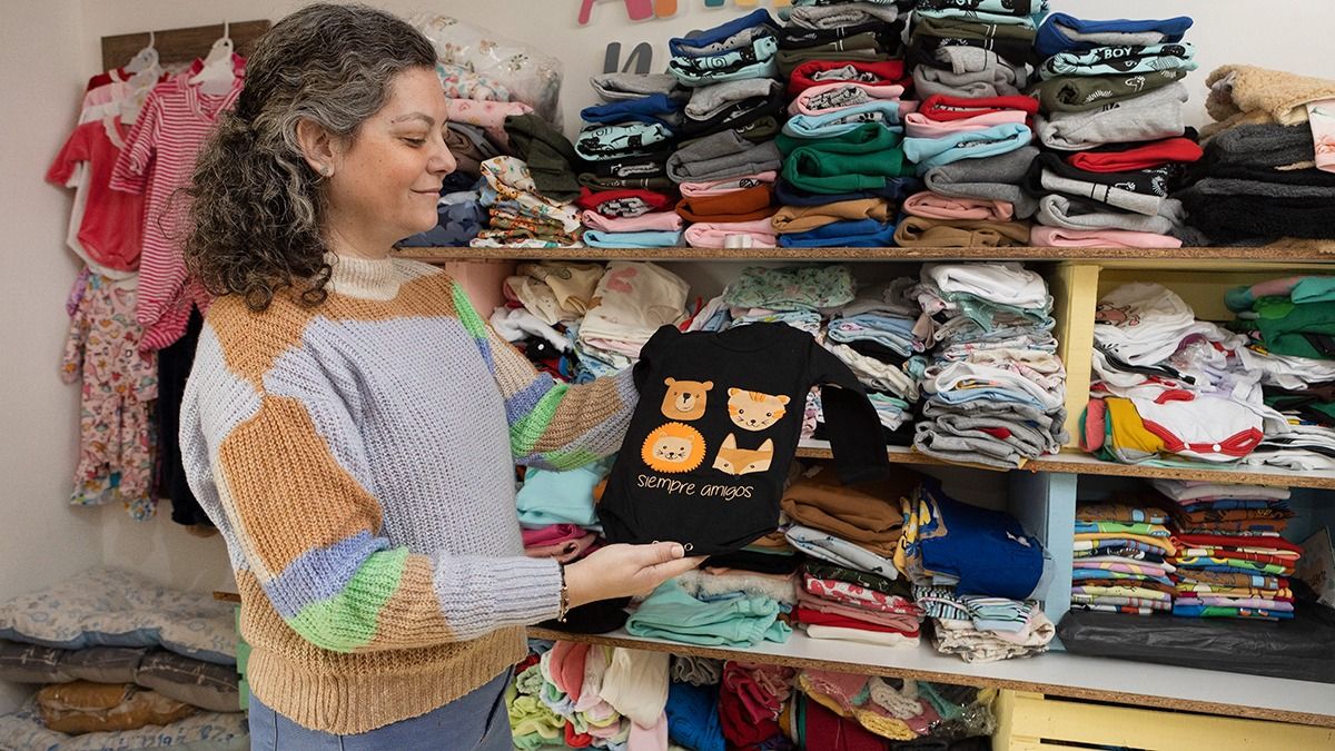 Mariela Leiva, de Arimunani, y su ropa unisex donde predomina el negro, los grises y colores tierra. Mariela Leiva, de Arimunani, y su ropa unisex donde predomina el negro, los grises y colores tierra.