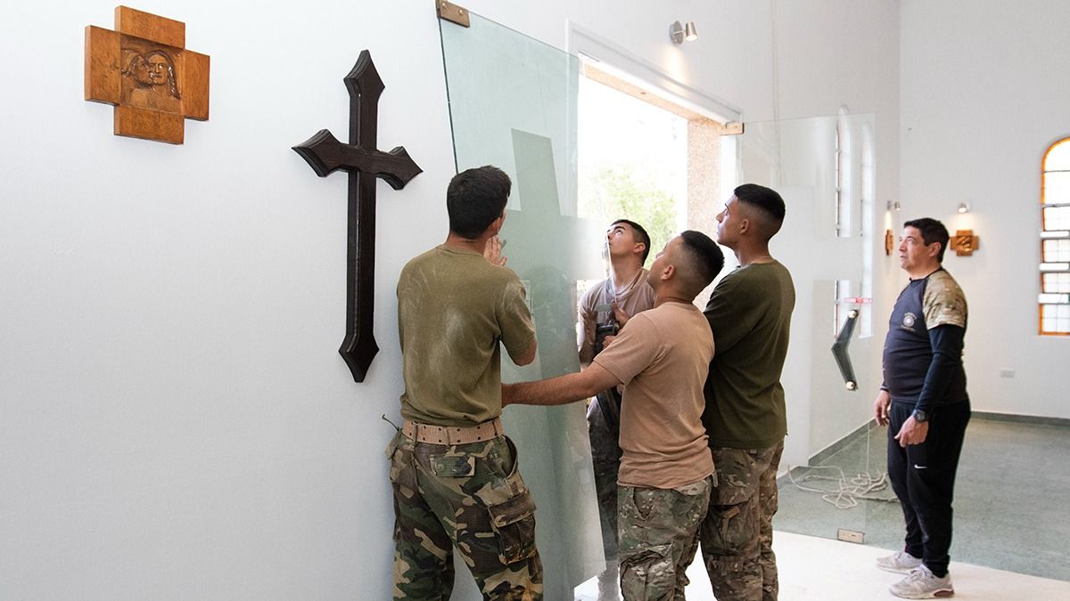 Entre los cadetes y la mano de obra donada por el liceísta Raúl Pinto, renovaron la capilla del Liceo.
