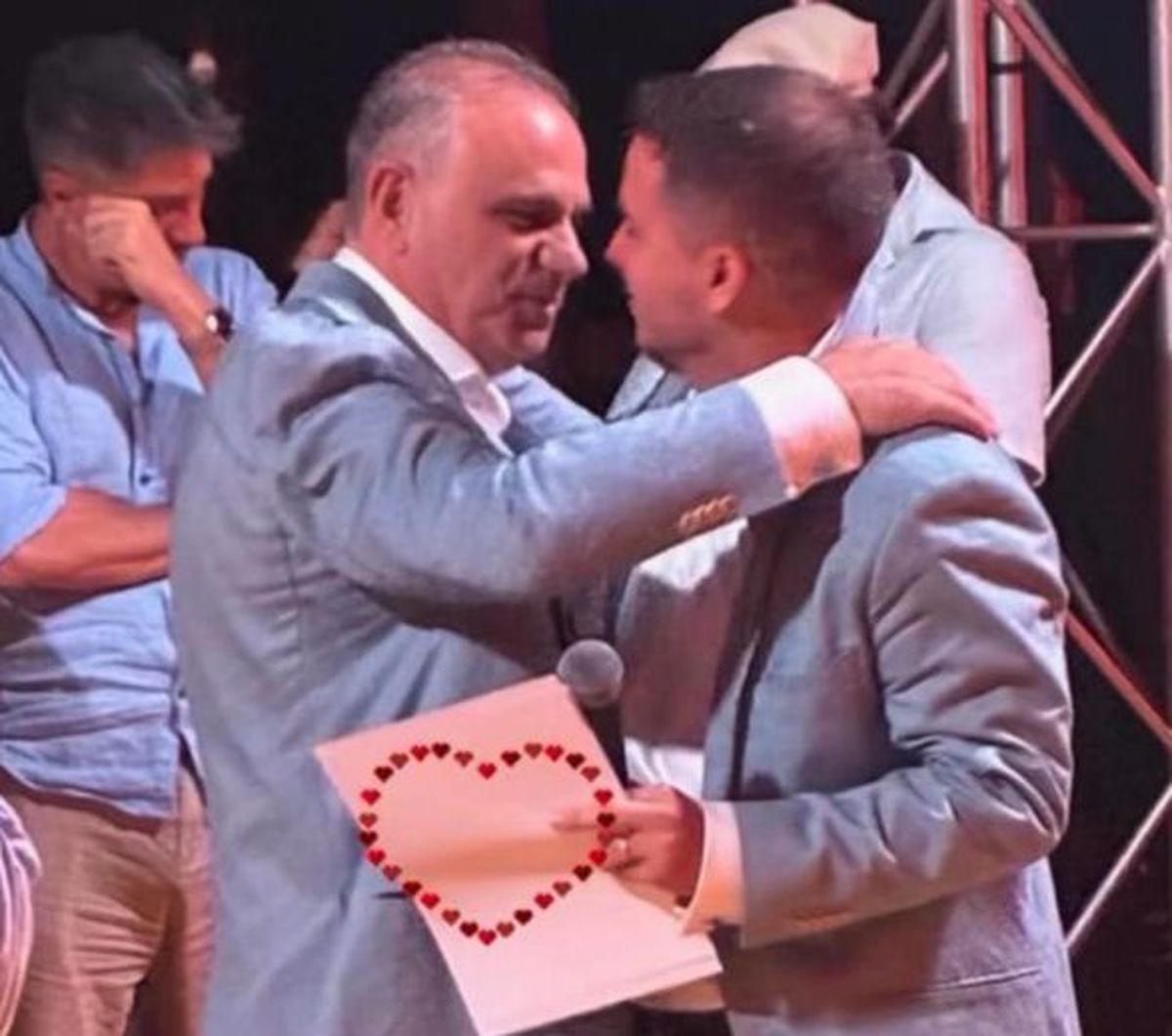 Darío y Nicolás en plena ceremonia y con el acta de las huellas en mano. Darío y Nicolás en plena ceremonia y con el acta de las huellas en mano.