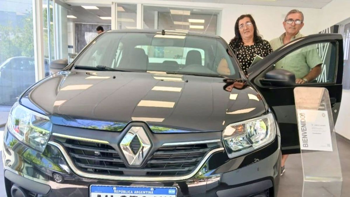 Graciela y Jorge pudieron comprar un cero kilómetro hace pocos días y esperan terminar de acondicionarlo como taxi para salir a la calle. Graciela y Jorge pudieron comprar un cero kilómetro hace pocos días y esperan terminar de acondicionarlo como taxi para salir a la calle.