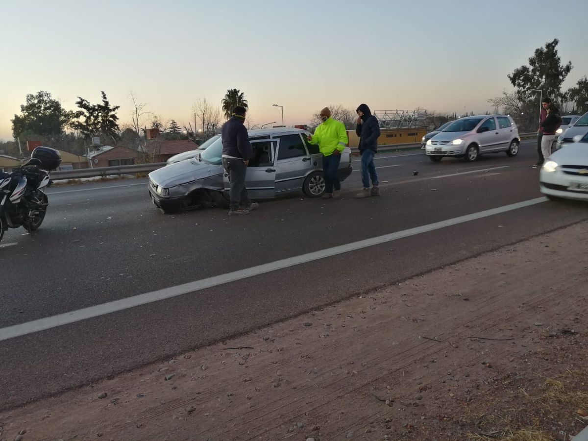 Caos de tránsito por accidentes en Costanera y en el Acceso Sur