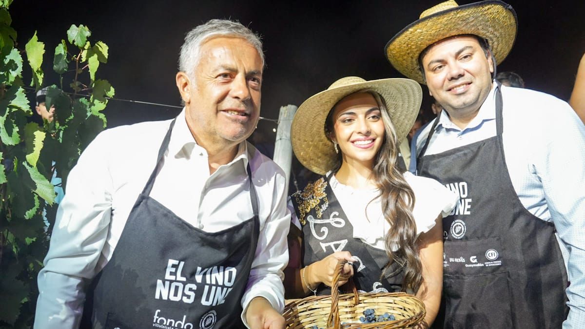 Alfredo Cornejo, el intendente Francisco Lo Presti y la reina de Las Heras, Chiara Baciocchi, en la Fiesta de la Cosecha de este año. Alfredo Cornejo, el intendente Francisco Lo Presti y la reina de Las Heras, Chiara Baciocchi, en la Fiesta de la Cosecha de este año.
