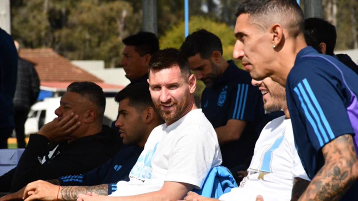 Lionel Messi, Ángel Di María y Leandro Paredes sonríen. Más atrás están Chiqui Tapia y Cuti Romero.