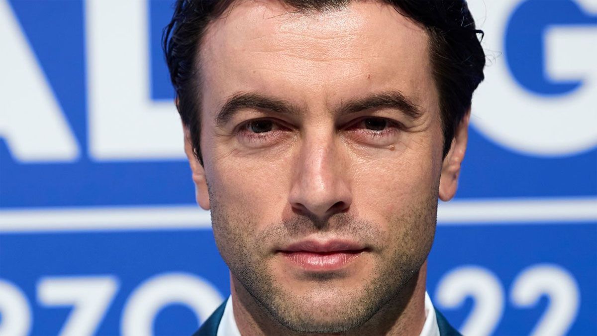 El actor Javier García interpreta al doctor Guillermo García Medina en la serie de Netflix.