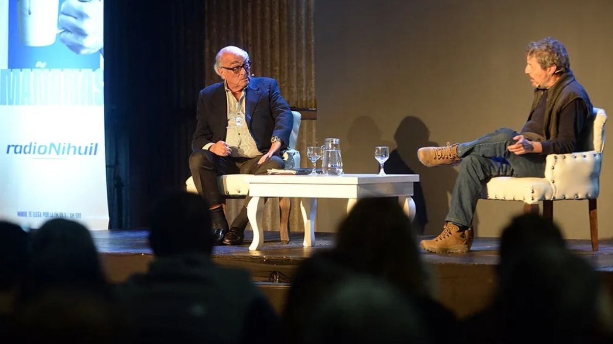 La charla de Osvaldo Granados por los 20 años de Primeras Voces de Radio Nihuil colmó la Sala 1 de la Nave Cultural el viernes.
