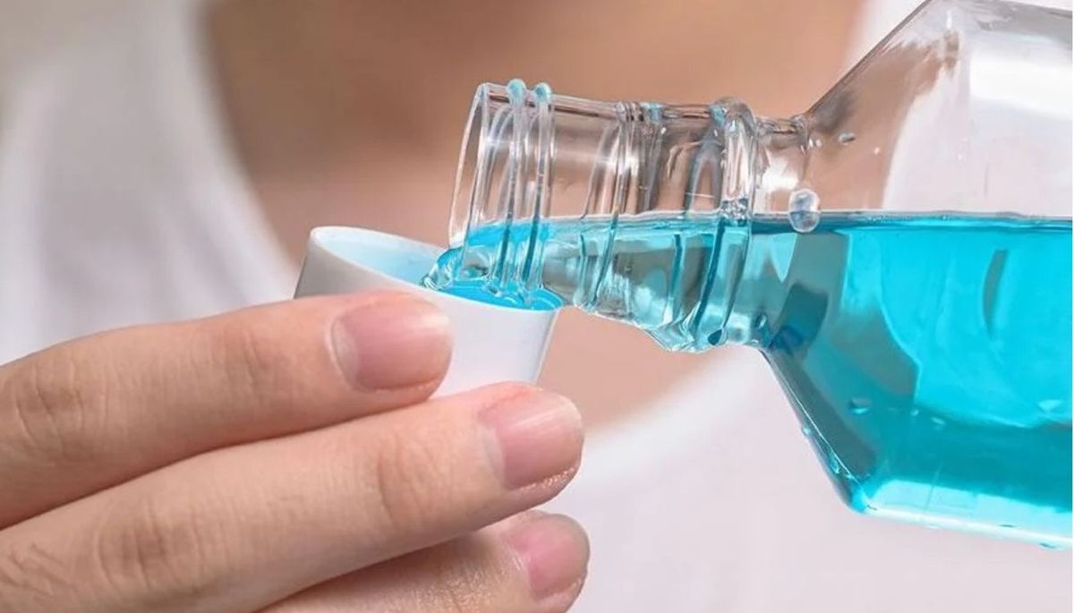 El enjuague bucal es el ingrediente estrella de este truco. Imagen: Freepik El enjuague bucal es el ingrediente estrella de este truco. Imagen: Freepik