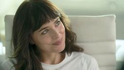 La actriz Dakota Johnson interpreta a Carrie en la película de Netflix.