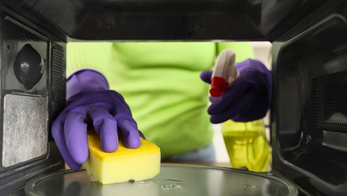 Coloca vinagre en cada rincón del microondas para remover los pegotes y la grasa acumulada. Coloca vinagre en cada rincón del microondas para remover los pegotes y la grasa acumulada. 