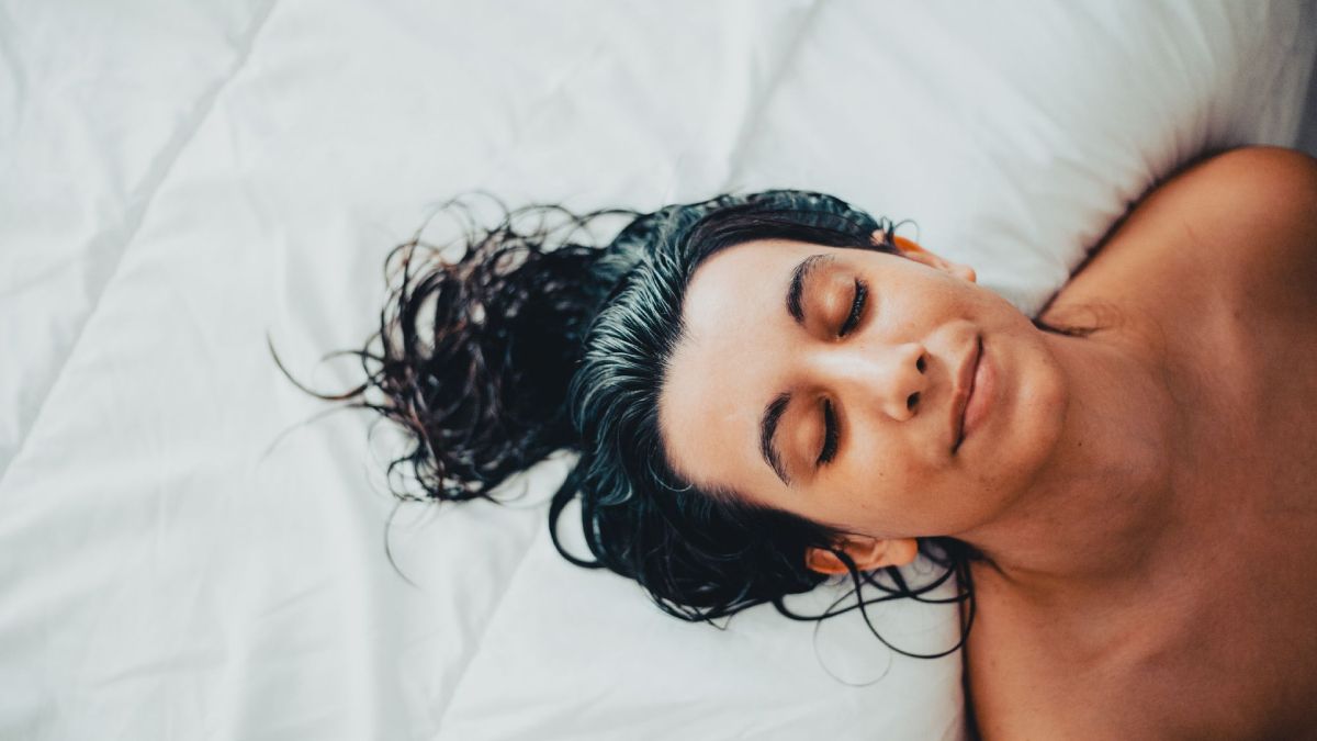 La verdad sobre dormir con el cabello húmedo.