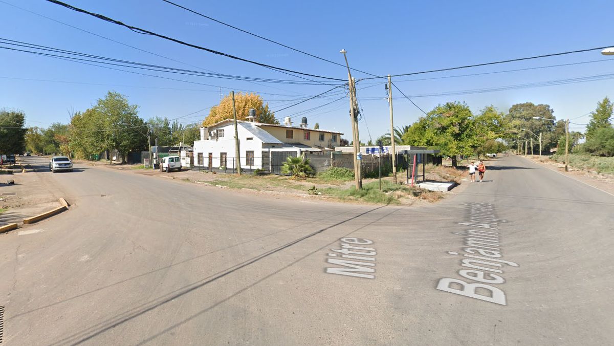 La Policía identificó al chico de 15 años en calles Benjamín Argumedo y Mitre, de Guaymallén. La Policía identificó al chico de 15 años en calles Benjamín Argumedo y Mitre, de Guaymallén.