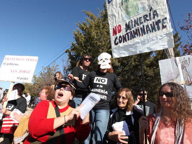 Unos 30 manifestantes antiminería contaminantes escracharon a Jaque