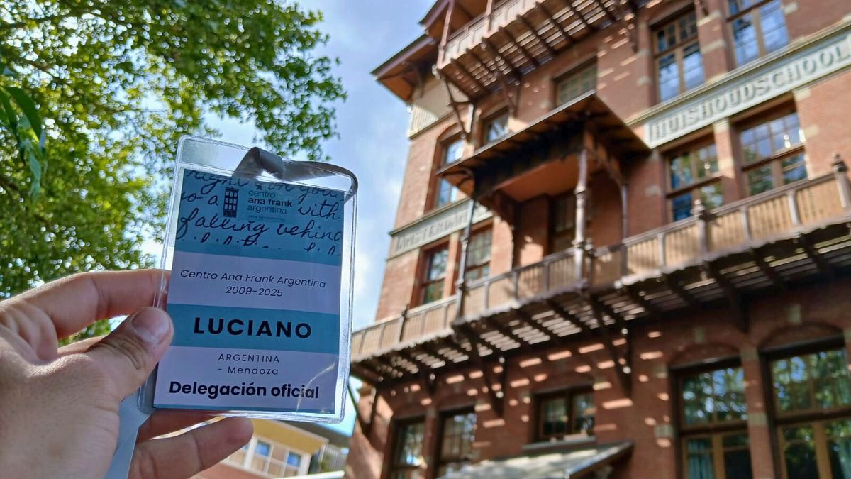A Luciano le entregaron su credencial este lunes y ya salió a recorrer los lugares culturales de Amsterdam. A Luciano le entregaron su credencial este lunes y ya salió a recorrer los lugares culturales de Amsterdam.