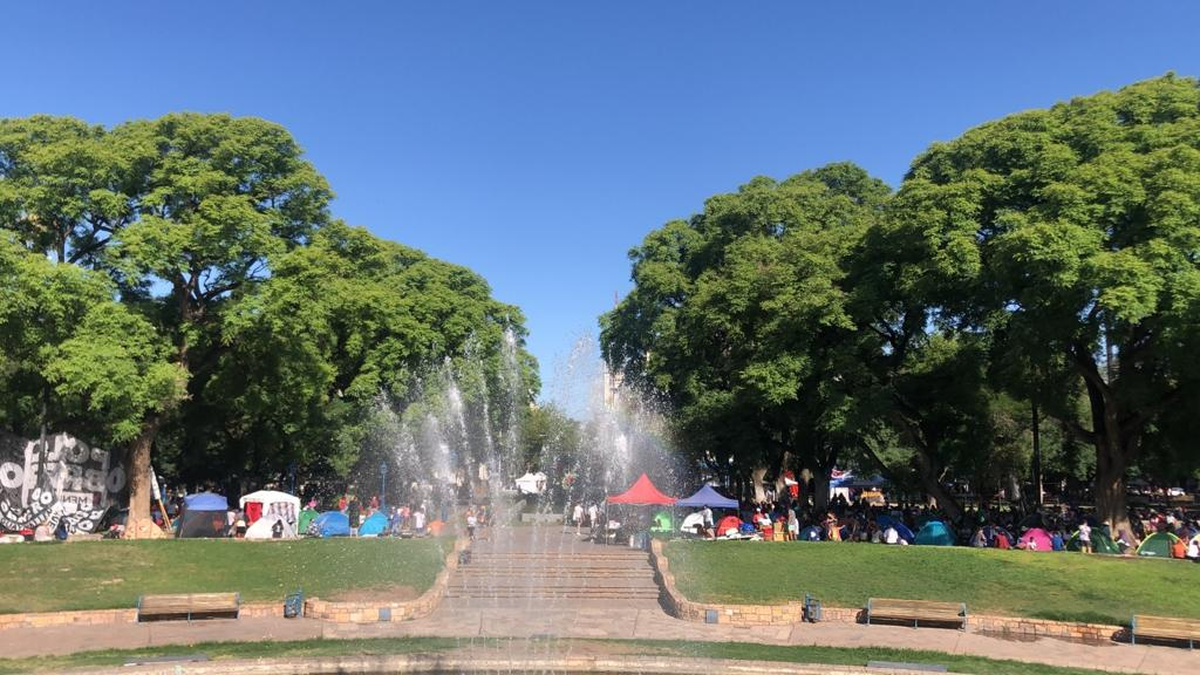 Un momento del acampe de las organizaciones sociales en la plaza Independencia.