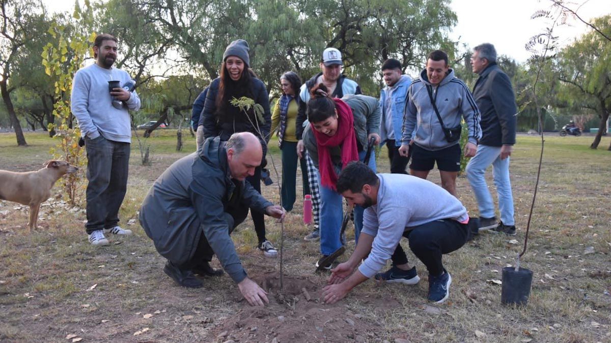 Guillermo Carmona encabezó una acción de plantación de árboles.