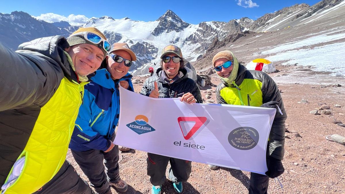 El equipo cumbre dio otro paso más en Aconcagua que los deja más cerca de la deseada cumbre. Pablo Betancourt, Gerardo Tejeda, Adrián Mirada De María y Nacho Rogé.