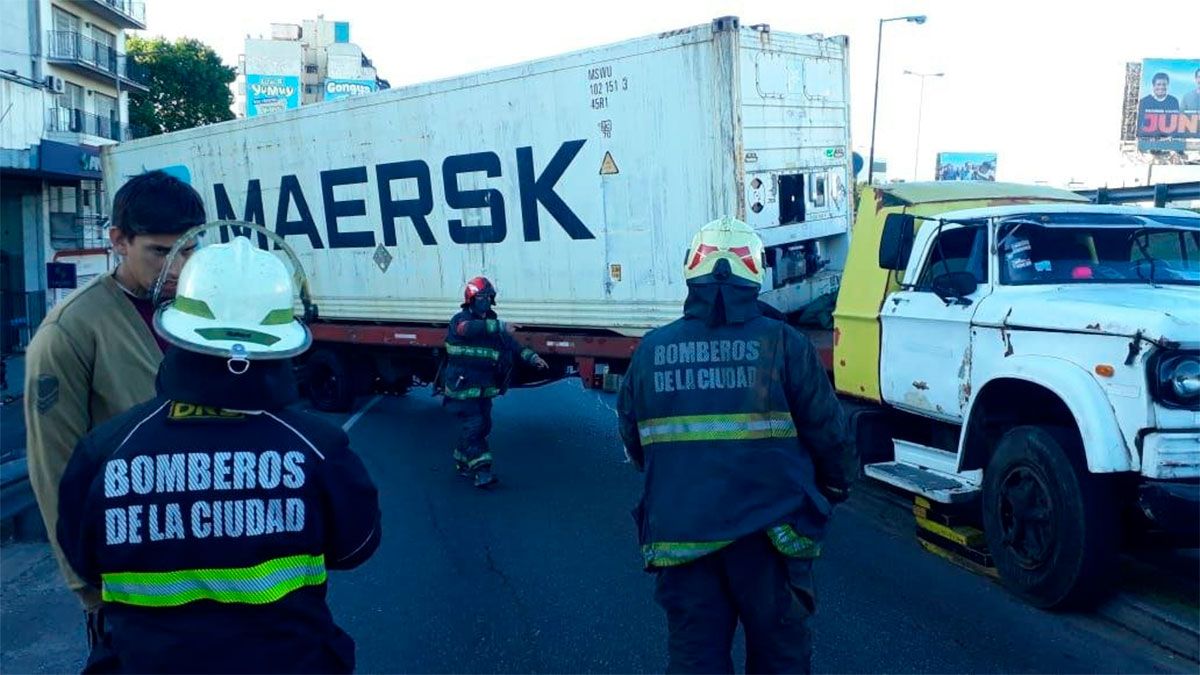 Un camión sin frenos quedó colgado en la General Paz