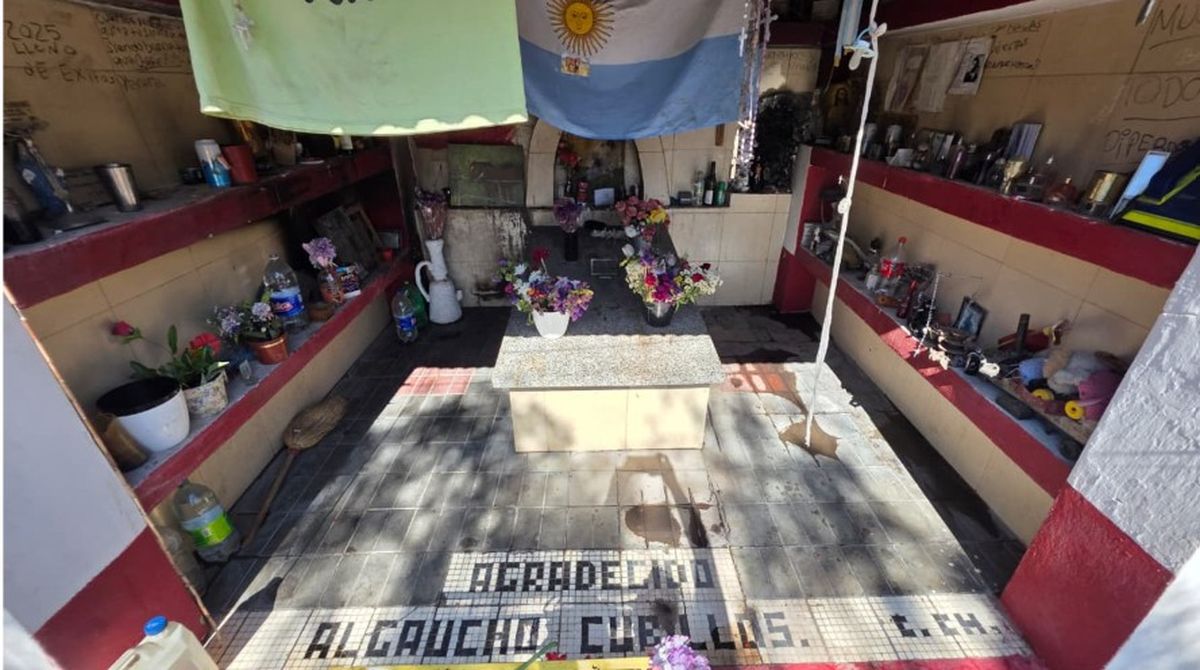 Pese a la cantidad de años que lleva esta tumba siendo parte del cementerio de la Capital, aún hay gente que la mantiene limpia y en condiciones para ser visitada. Pese a la cantidad de años que lleva esta tumba siendo parte del cementerio de la Capital, aún hay gente que la mantiene limpia y en condiciones para ser visitada.