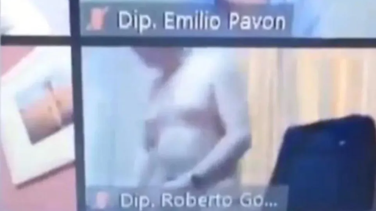 El diputado paraguayo Roberto González apareció desnudo.