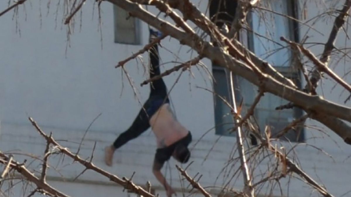 Uno de los acusados de abusar de la joven quedó colgado de los cables del edificio, en Villa del Parque, fue rescatado, pero luego murió por intoxicación por drogas