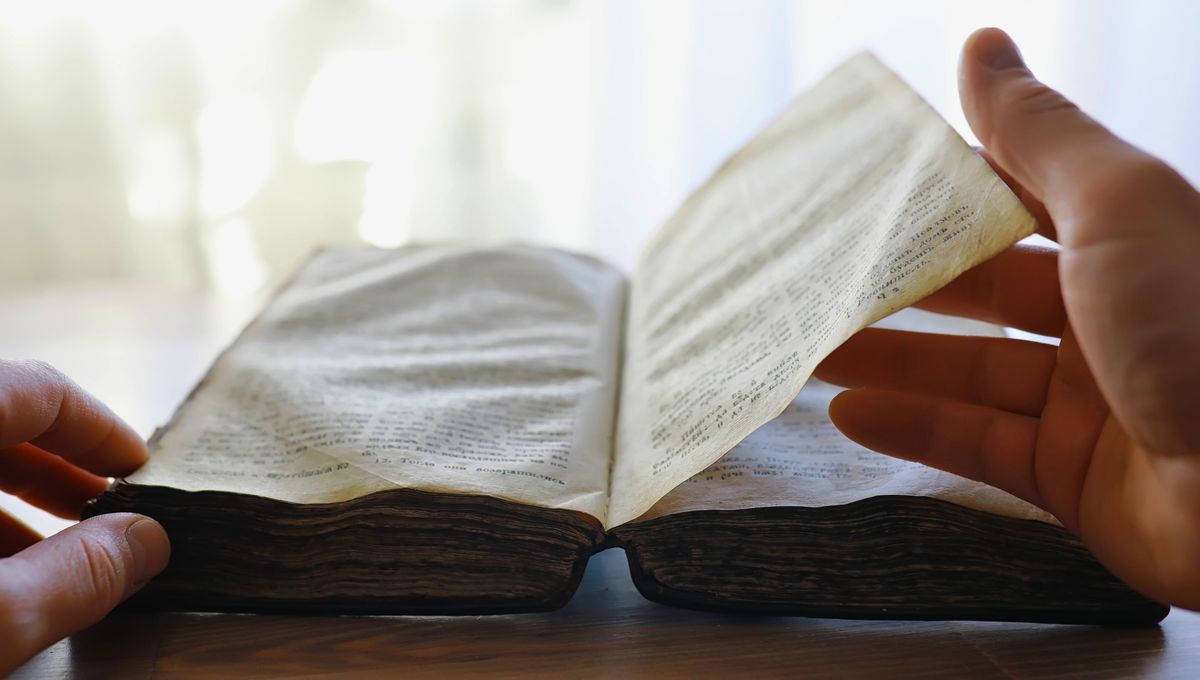 Las hojas de los libros se arrugan por los años, la humedad o el uso Las hojas de los libros se arrugan por los años, la humedad o el uso