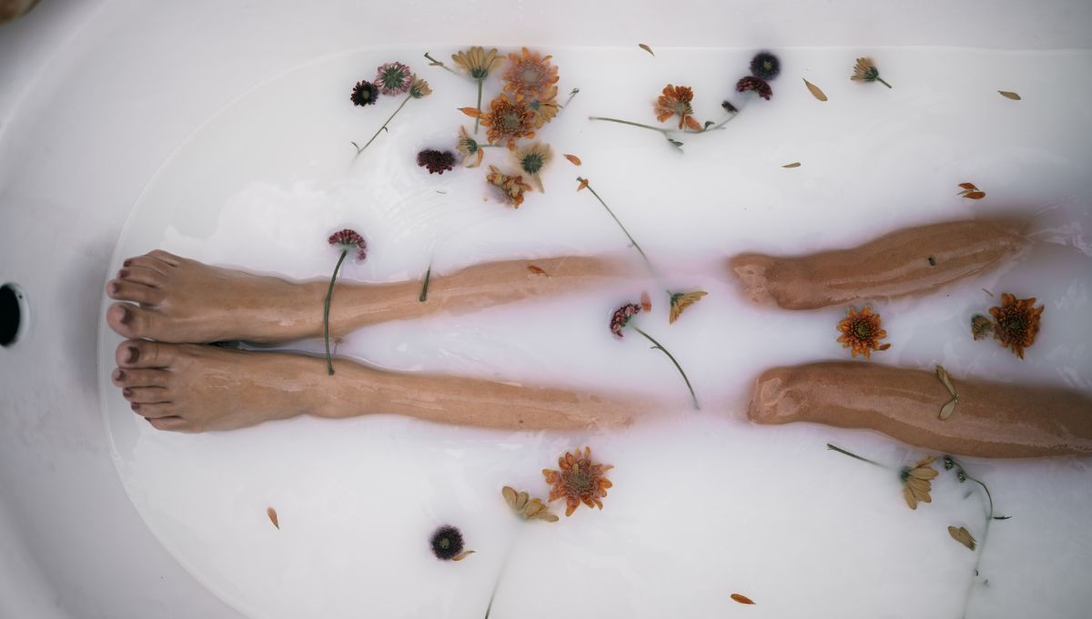 Baño con flores y hierbas. Baño con flores y hierbas.