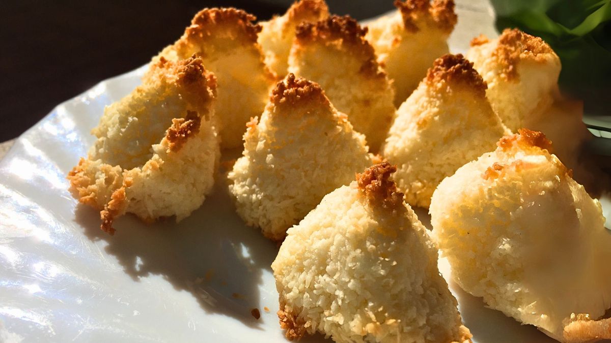 Los besitos de coco son galletas saludables sin harina y perfectas para picotear entre comidas. Los besitos de coco son galletas saludables sin harina y perfectas para picotear entre comidas.