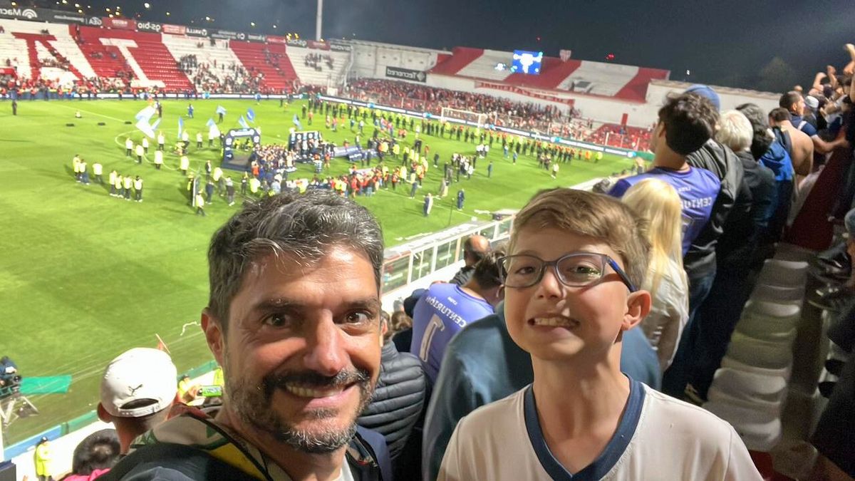 Fernando Panella y su hijo Pedro, fanáticos por herencia de la Lepra. Fernando Panella y su hijo Pedro, fanáticos por herencia de la Lepra.