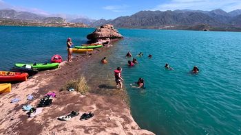 El verano en Potrerillos se relanzó con bares, yoga en el agua y playa pública El verano en Potrerillos se relanzó con bares, yoga en el agua y playa pública