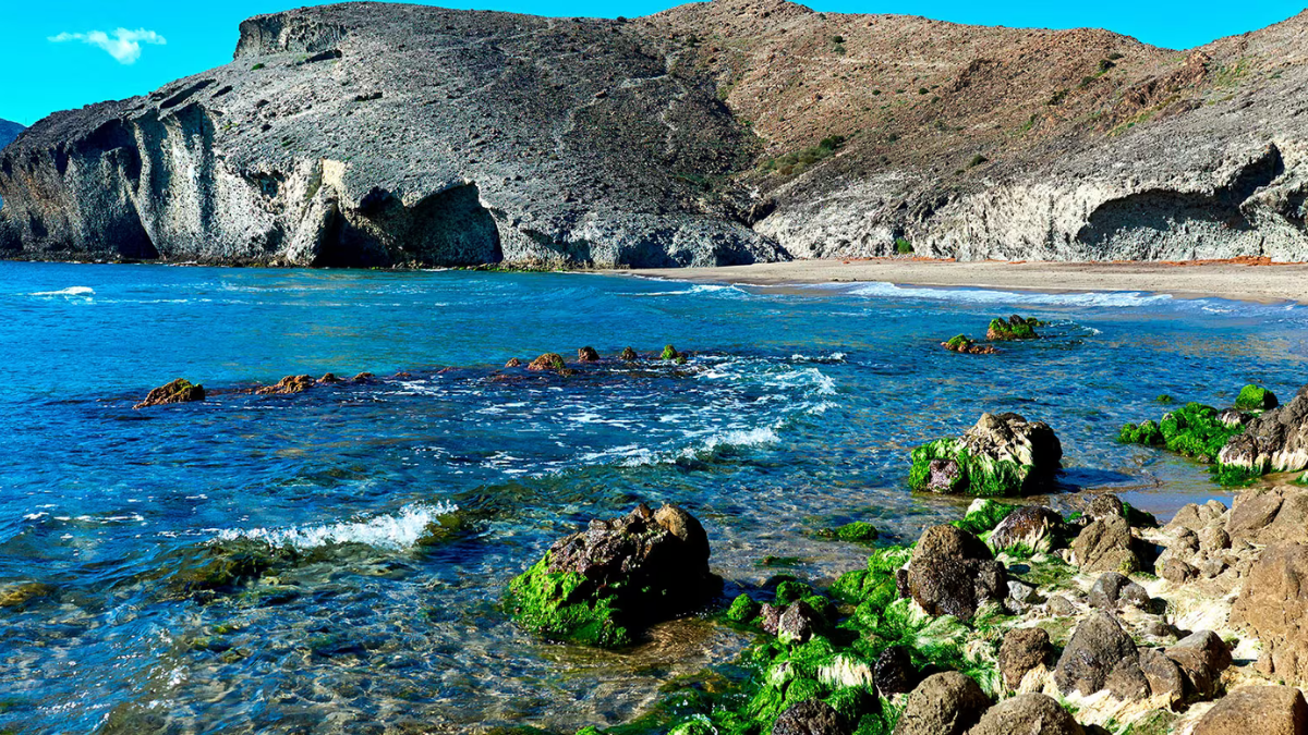 El rodaje de la miniserie de Netflix también tuvo sus momentos de esplendor en sitios como el Cabo de Gata en Almería. El rodaje de la miniserie de Netflix también tuvo sus momentos de esplendor en sitios como el Cabo de Gata en Almería.