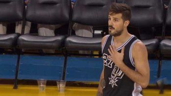 Nicolás Laprovittola se ríe de su primera jugada en la NBA