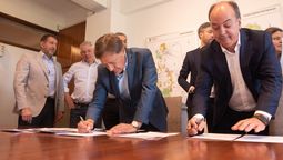 Rodolfo Suarez y el representante de Minera Aguilar SA, Nicolás Mallo Huergo, en Casa de Gobierno.