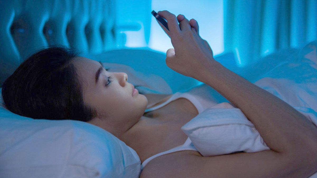 Más de la mitad de la población mundial se duerme mirando el celular en la cama.